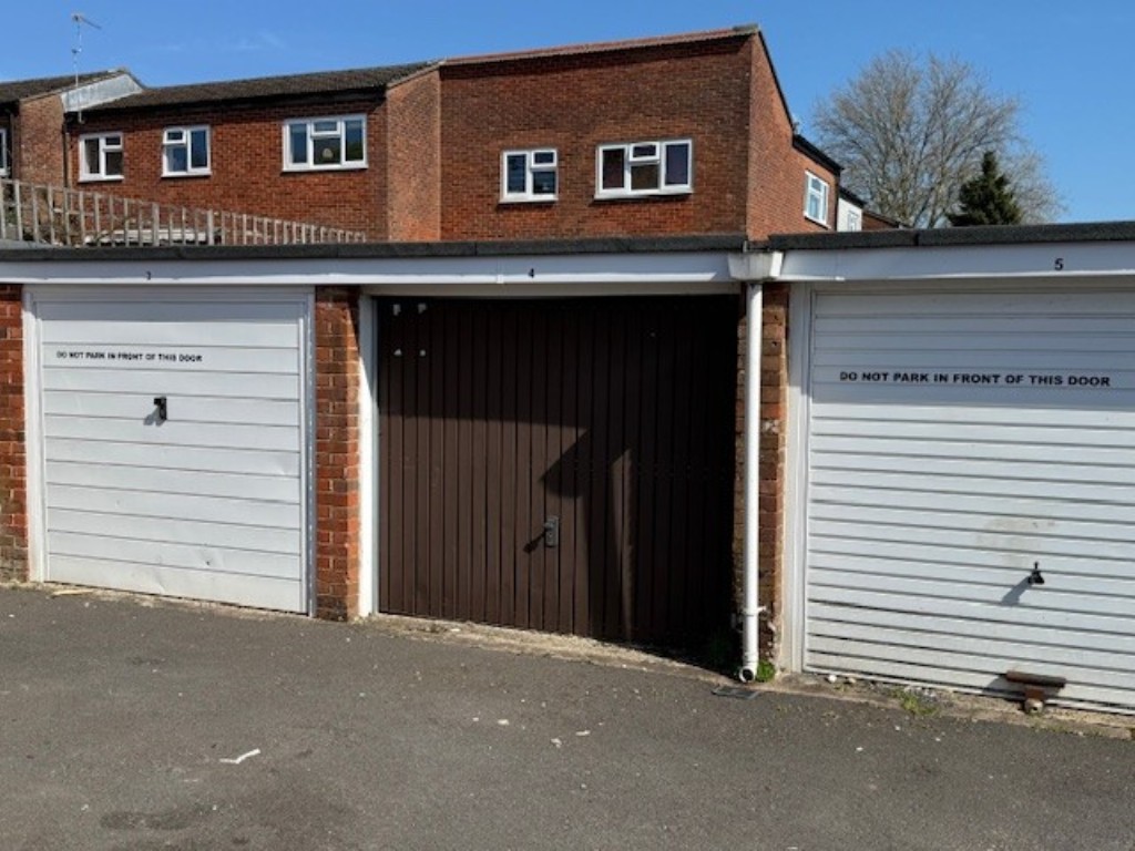Lot: 13 - NINE FREEHOLD GARAGES IN BLOCK - Garages